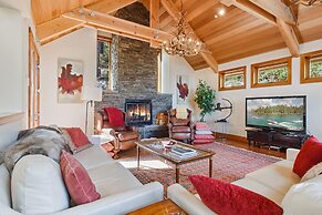 Luxury Mountain Chalet Deck w/ BBQ & Lake Views