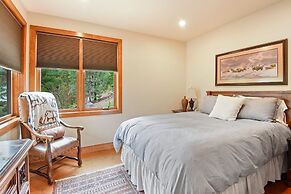 Luxury Mountain Chalet Deck w/ BBQ & Lake Views