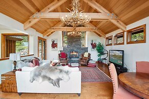 Luxury Mountain Chalet Deck w/ BBQ & Lake Views