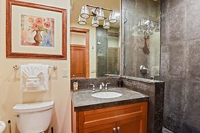 Luxury Mountain Chalet Deck w/ BBQ & Lake Views