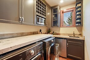 Luxury Mountain Chalet Deck w/ BBQ & Lake Views