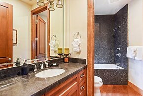 Luxury Mountain Chalet Deck w/ BBQ & Lake Views