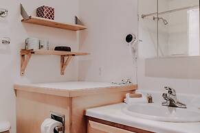 18sll - Newly Remodeled - Sleeps 4 - Fireplace - W/d 1 Bedroom Condo b