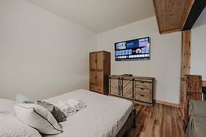 18sll - Newly Remodeled - Sleeps 4 - Fireplace - W/d 1 Bedroom Condo b