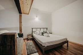 18sll - Newly Remodeled - Sleeps 4 - Fireplace - W/d 1 Bedroom Condo b