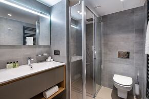 Manali Lodge  by Alpine Resorts