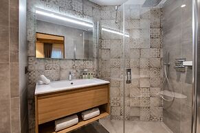 Manali Lodge  by Alpine Resorts