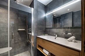 Manali Lodge  by Alpine Resorts