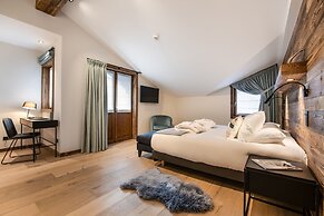Manali Lodge  by Alpine Resorts