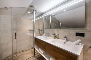 Manali Lodge  by Alpine Resorts