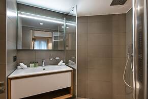 Manali Lodge  by Alpine Resorts