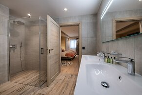 Manali Lodge  by Alpine Resorts