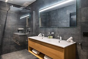 Manali Lodge  by Alpine Resorts