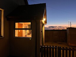 Detached 3 Bed Cottage, Mountain Views- Pets, Wifi