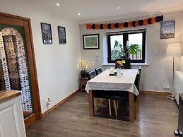Detached 3 Bed Cottage, Mountain Views- Pets, Wifi