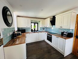 Detached 3 Bed Cottage, Mountain Views- Pets, Wifi