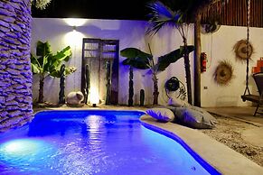 Awesome jungle villa with pool La Veleta
