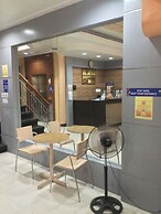 OYO 817 Vista Apartelle