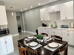 The Wheel of Fortune Duplex-8BR Parking