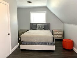 The Wheel of Fortune Duplex-8BR Parking