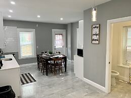 The Wheel of Fortune Duplex-8BR Parking