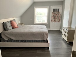 The Wheel of Fortune Duplex-8BR Parking