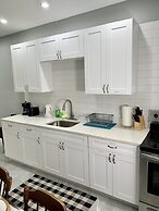 The Wheel of Fortune Duplex-8BR Parking