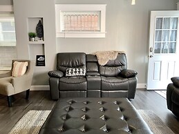 The Wheel of Fortune Duplex-8BR Parking