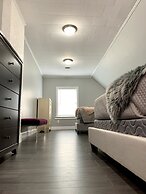 The Wheel of Fortune Duplex-8BR Parking