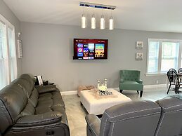 The Horseshoe Falls Villa- 6BR Free Parking, Minutes From Falls & Casi