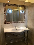 Village Inn Studios & Family Apartments