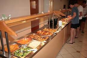 Village Inn Studios & Family Apartments