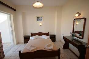 Village Inn Studios & Family Apartments