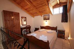 Village Inn Studios & Family Apartments