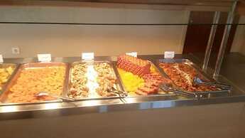 Village Inn Studios & Family Apartments