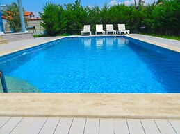 Villasleeps10-pool-bbq-mountainview-ac-parking