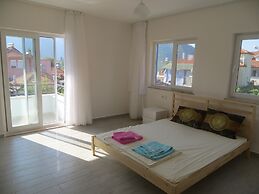 Villasleeps10-pool-bbq-mountainview-ac-parking