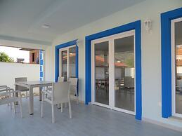 Villasleeps10-pool-bbq-mountainview-ac-parking