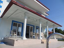 Villasleeps10-pool-bbq-mountainview-ac-parking