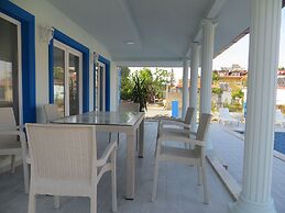 Villasleeps10-pool-bbq-mountainview-ac-parking