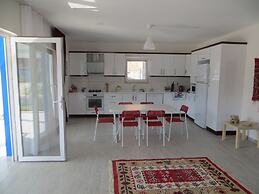 Villasleeps10-pool-bbq-mountainview-ac-parking