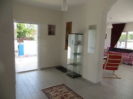 Villasleeps10-pool-bbq-mountainview-ac-parking