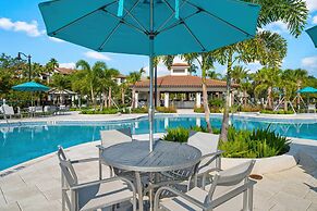 Condo w/ Prime View of Lake, Pool & Fireworks!