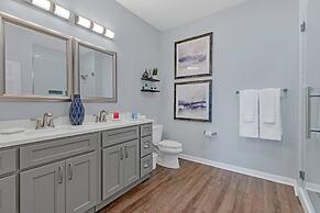 Condo w/ Prime View of Lake, Pool & Fireworks!