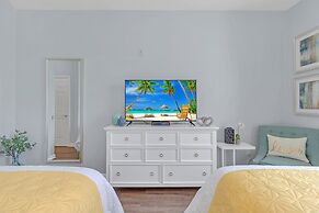 Condo w/ Prime View of Lake, Pool & Fireworks!