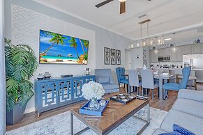 Condo w/ Prime View of Lake, Pool & Fireworks!