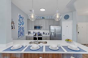 Condo w/ Prime View of Lake, Pool & Fireworks!