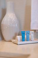 Condo w/ Prime View of Lake, Pool & Fireworks!