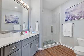 Condo w/ Prime View of Lake, Pool & Fireworks!