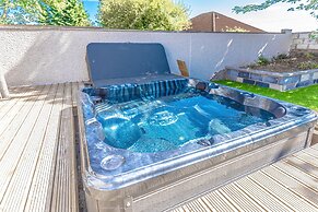 Lovely 1-bed Cottage in Kelty With Hot Tub